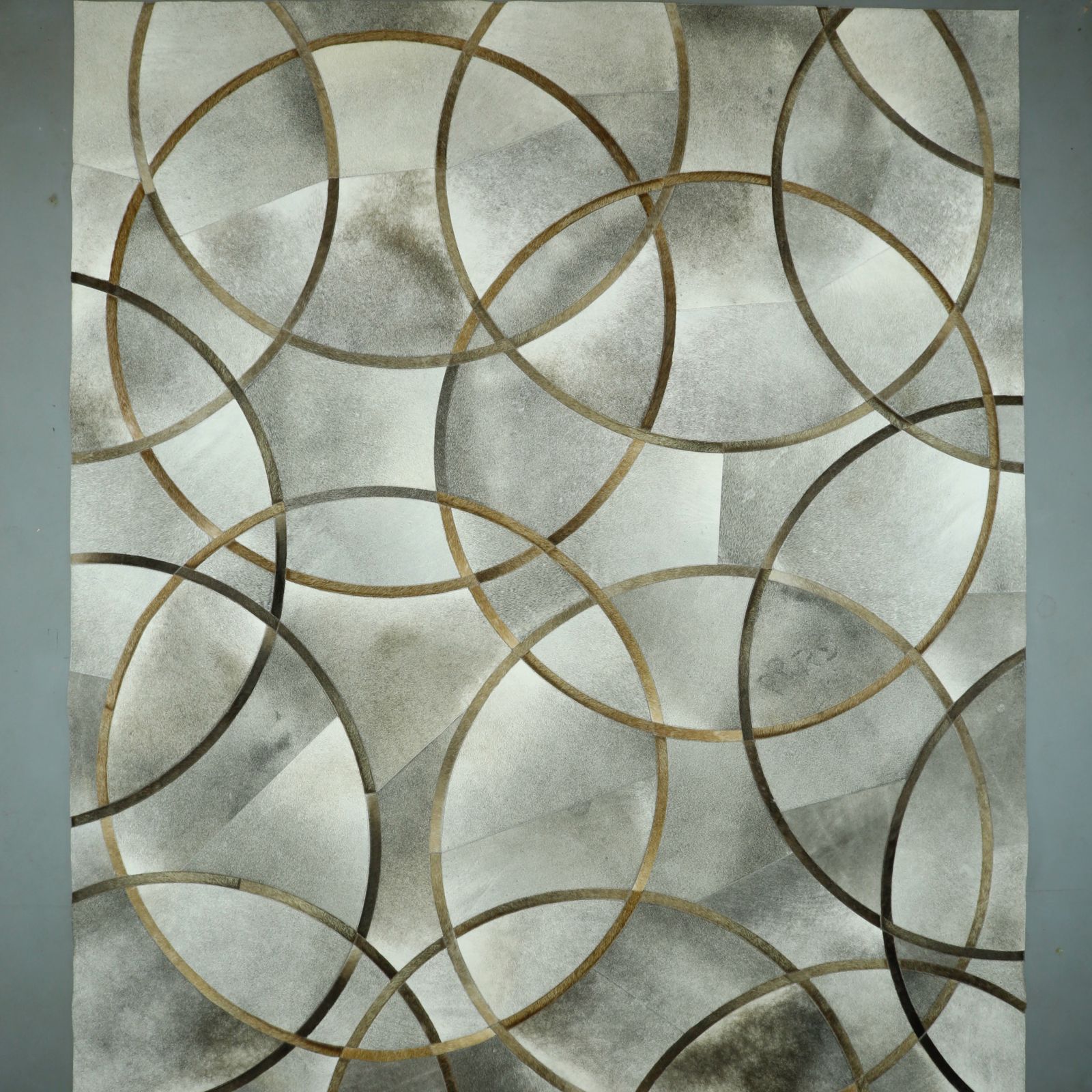 BELLE | Contemporary organic leather rug in diameter
